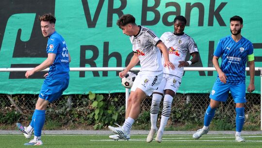 Der SV Eintracht Mendig (weiße Trikots) und der FC Emmelshausen-Karbach II lieferten sich ein intensives Spiel, das die Gastgebe