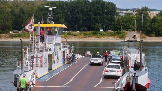 Die Rheinfähre, die Bad Breisig mit Bad Hönningen verbindet, ist aktuell eingestellt. Die Rheinfähre, die Bad Breisig mit Bad Hönningen verbindet, ist aktuell eingestellt.