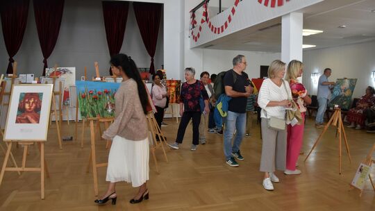 Die Kunstausstellung "Rot" mit Werken von 19 Künstlern war am Eröffnungstag der Interkulturellen Woche in Diez sehr gut besucht.