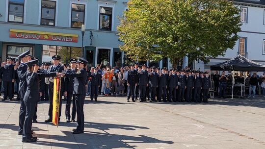 Die Bundespolizei Diez vereidigte neue Auszubildende und Studierende auf dem Marktplatz der Grafenstadt.