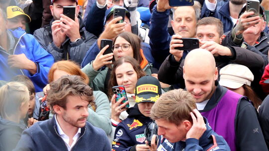 Eingekeilt in seine Fans: Max Verstappen bei seinem ersten GT3-Rennen auf dem Nürburgring. Eingekeilt in seine Fans: Max Verstappen bei seinem ersten GT3-Rennen auf dem Nürburgring.