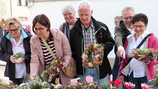 Zwischen regionalen Lebensmitteln, Handwerksarbeiten, historischen Vorführungen, Blumen, Kräutern und allerlei Leckereien blieb