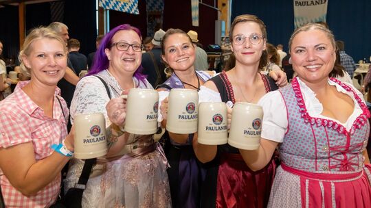 Die Besucherinnen freuten sich mit der Wehr und stoßen auf 125 Jahre Feuerwehr Unkel an.