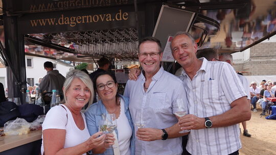 Gregor, Christian, Bettina und Ulla aus Bornheim feiern gern an der Ahr.