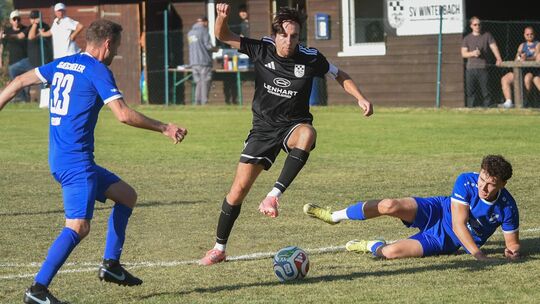Der mit dem Kerbegast tanzt: Der Winterbacher Luis Becker (schwarzes Trikot) versetzt zwei Kontrahenten der SG Rieschweiler. Der