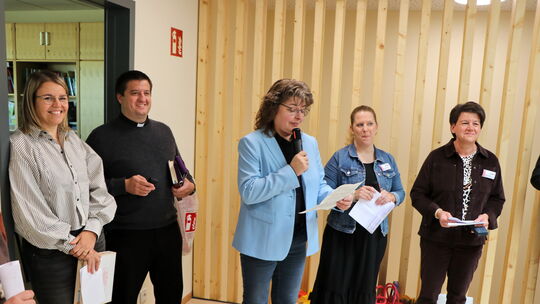 Stadtbürgermeisterin Melanie Leicher (Mitte) bei der Einweihungsfeier der erweiterten Kita St. Martin in Montabaur. Mit auf dem