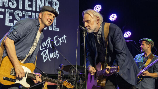 Dass Jürgen Hardeck (Mitte) im Bluesrock musikalisch sozialisiert wurde, stellte er mit den Lahnstein Blues All Stars – links de Dass Jürgen Hardeck (Mitte) im Bluesrock musikalisch sozialisiert wurde, stellte er mit den Lahnstein Blues All Stars – links de