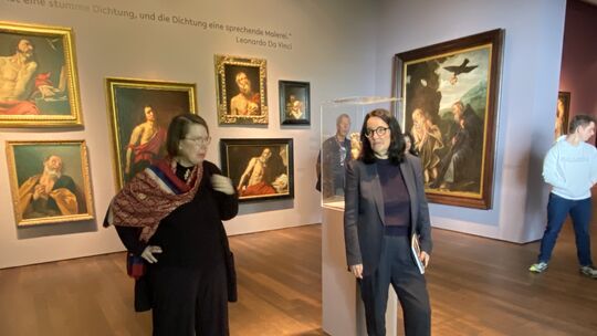Susanne Blöcker (links) und Julia Wallner eröffneten die neue Ausstellung.