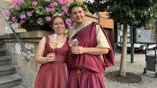 Rebekka Perll ist die neue Weinkönigin in Boppard. An ihrer Seite steht der neue Bacchus, David Abel.