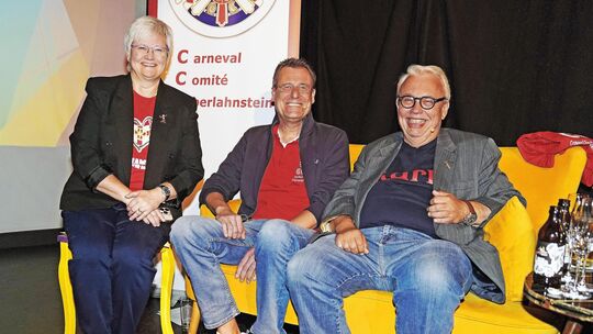 Eva Bonn (links), Markus Krapf und Karl Kämer (rechts) gestalteten das bunte Programm im Sporkenburger Hof.