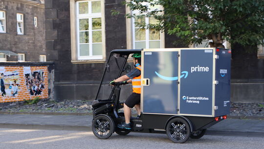 Klein, kompakt und emissionsarm: Damit wirbt Amazon bei ihren neuen elektrischen Lastenrädern, die nun auch in Neuwied zum Einsa
