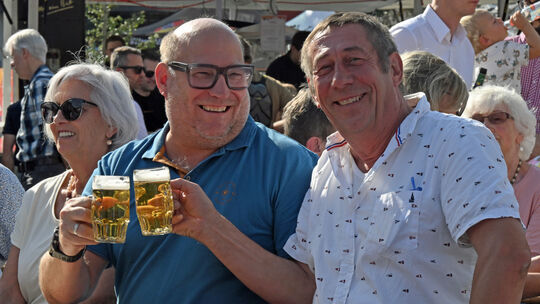 Ein Prosit auf den 800. Geburtstag. Bei spätsomerlichem Temperaturen fühlten sich die Gäste beim Festakt sichtlich wohl.
