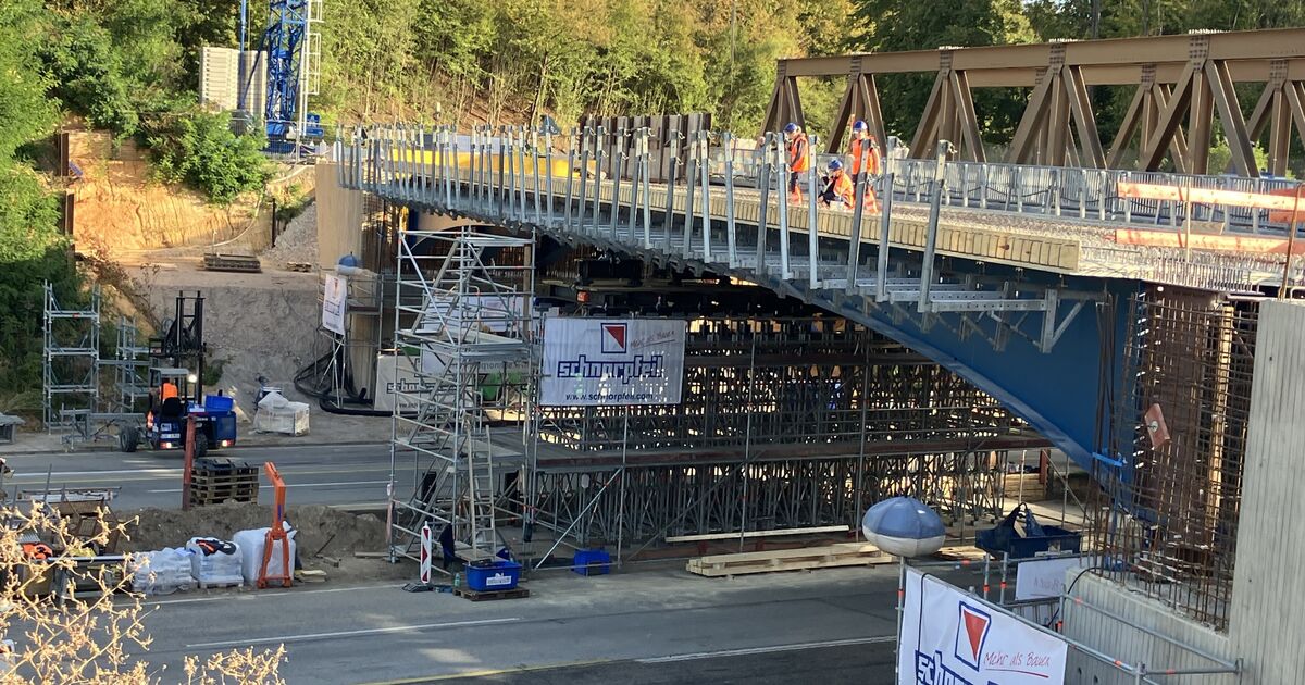 Stahlträger eingeschoben: Konstruktion für neue Brücke A48 ...