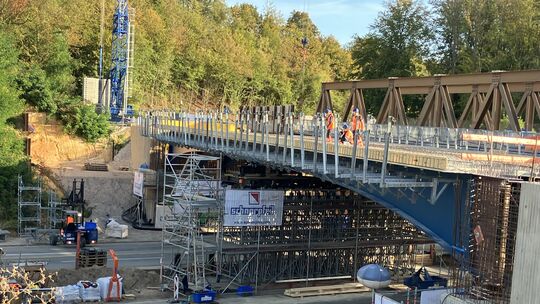 Der nächste Schritt des Brückenneubaus ist am vergangenen Wochenende getan. Die Stahlkonstruktion steht.