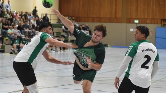 Textilprobe: Der Abwehrspieler aus Bingen versucht, den Bad Sobernheimer Daniel Murschel (grünes Trikot) mit einem Griff ans Tri