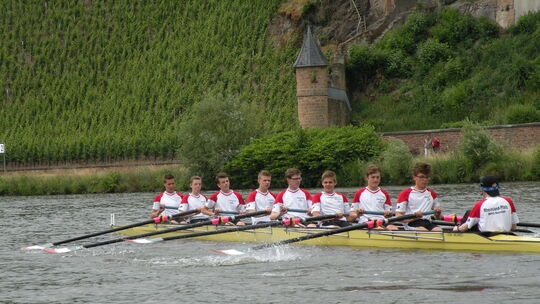 Der 2014er Achter des Werner-Heisenberg-Gymnasiums beim Warmfahren vor dem Rennen zu Jugend trainiert für Olympia in Trier.