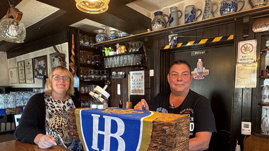 Stefan Gelhausen und seine Frau Tanja betreiben in vierter Generation die kultige Kneipe „Bauernlümmel“ im Birkenbeuler Ortsteil