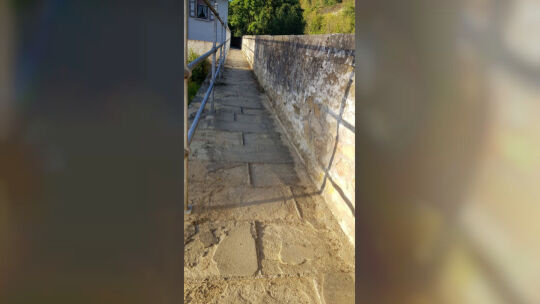 Die Stadtmauer und der Fußweg zwischen Lauergasse und Wagnergasse weist an vielen Stellen Schäden auf. Firma Gehres Bau aus Brei