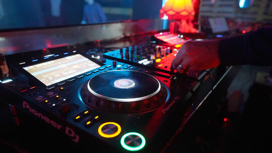 Eine private Techno-Party in Wallersheim hielt Anwohner wach – allerdings auf der gegenüberliegenden Rheinseite. (Symbolbild)