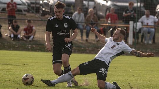 Da half aller Einsatz nichts: Luca Redschlag (rechts) und seine SG Weinsheim unterlagen in Zweibrücken mit 2:5.