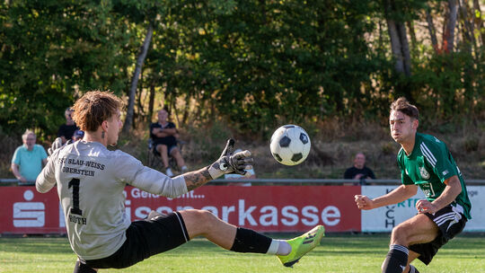 Starke Parade von Felix Roth. Der Torwart des FSV Blau-Weiss hält hier den Elfmeter-Nachschuss von Loris Michels. Zuvor hatte er Starke Parade von Felix Roth. Der Torwart des FSV Blau-Weiss hält hier den Elfmeter-Nachschuss von Loris Michels. Zuvor hatte er
