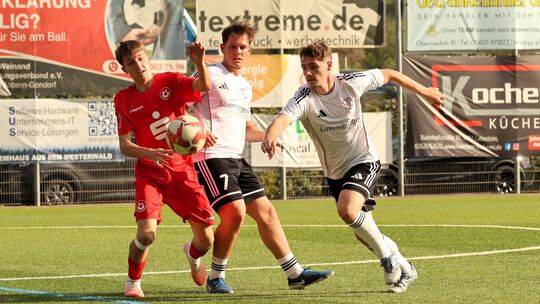 Untermosels Marvin Richard (in Rot) fälschte einen Schuss der Morbacher unglücklich zum 2:3 ins eigene Netz ab, die Gäste holten Untermosels Marvin Richard (in Rot) fälschte einen Schuss der Morbacher unglücklich zum 2:3 ins eigene Netz ab, die Gäste holten