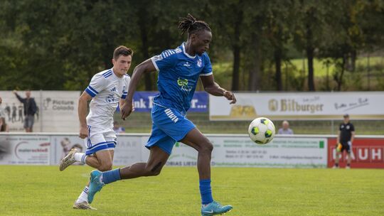 Der BSC Güls (in Blau mit Yusupha Sawaneh) gab lange den Ton an gegen den SV Binningen (mit Mladen Markota), musste sich aber am Der BSC Güls (in Blau mit Yusupha Sawaneh) gab lange den Ton an gegen den SV Binningen (mit Mladen Markota), musste sich aber am