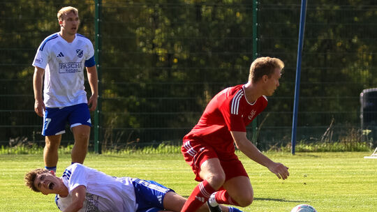 Laubachs Julian Schmitz (in Rot) ist in starker Form, beim 2:1-Sieg gegen Schweich traf er doppelt und führt mit Malbergs Justin Laubachs Julian Schmitz (in Rot) ist in starker Form, beim 2:1-Sieg gegen Schweich traf er doppelt und führt mit Malbergs Justin