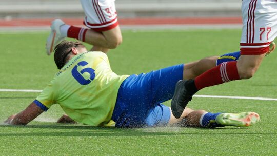 Weitersburgs Phileas Küstermann (hier grätschend beim Spiel gegen Anadolou Koblenz) sah in der Nachspielzeit bei der Heimniederl Weitersburgs Phileas Küstermann (hier grätschend beim Spiel gegen Anadolou Koblenz) sah in der Nachspielzeit bei der Heimniederl