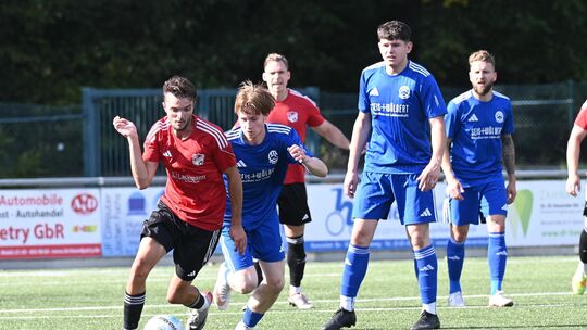 Maurice Mazanek (links) war nicht zu stoppen: Binnen fünf Minuten (zwischen er 53. und 58. Minute) erzielte der Akteur des SV Bl