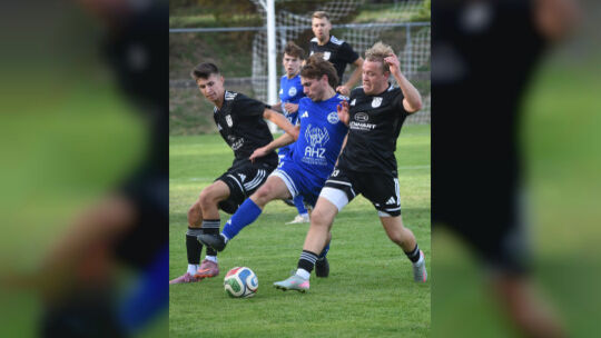 Muss in Steinbach verletzt ausgewechselt werden: der Schmittweilerer Tim Glas (blaues Trikot).