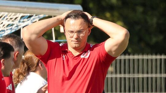 Dzenis Ramovic kann es nicht fassen. Das vermeintliche 0:2 in der 75. Minute wurde aufgrund einer vermeintlichen Abseitsstellung Dzenis Ramovic kann es nicht fassen. Das vermeintliche 0:2 in der 75. Minute wurde aufgrund einer vermeintlichen Abseitsstellung