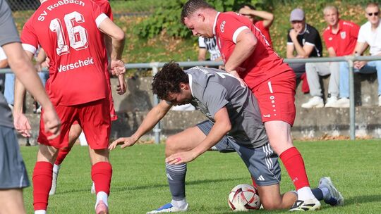 Lars Steffens (in Grau) und der SV Rheinbreitbach stemmte sich gegen die Niederlage beim SV Roßbach/Verscheid und drehte kurz vo