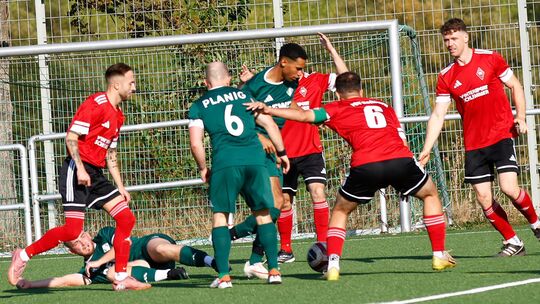 Im Spitzenspiel in Planig ging es ganz schön zur Sache. Spitzenreiter FSV Rehborn (rote Trikots) hatte das bessere Ende für sich Im Spitzenspiel in Planig ging es ganz schön zur Sache. Spitzenreiter FSV Rehborn (rote Trikots) hatte das bessere Ende für sich