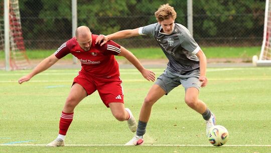 Die Spieler des FV Erpel (in Rot) konnten größtenteils nur hinterher laufen. Der heimische CSV Neuwied (in Grau) siegte souverän Die Spieler des FV Erpel (in Rot) konnten größtenteils nur hinterher laufen. Der heimische CSV Neuwied (in Grau) siegte souverän