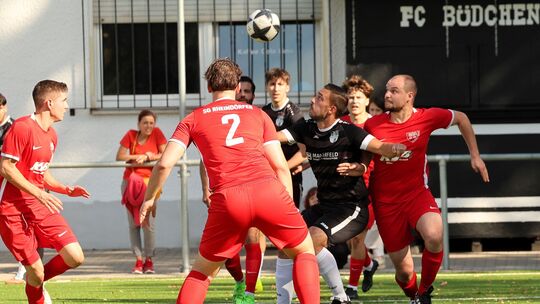 Der FC Horchheim (schwarze Trikots) und die SG Rheindörfer (rote Trikots) trennten sich am Ende mit 2:2.