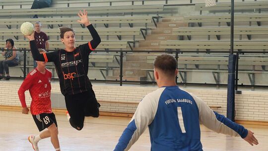 Im Höhenflug: Die HSV Rhein-Nette (hier Ben Mayer am Ball im Spiel gegen Saarburg) hat eine äußerst positive Phase aktuell.
