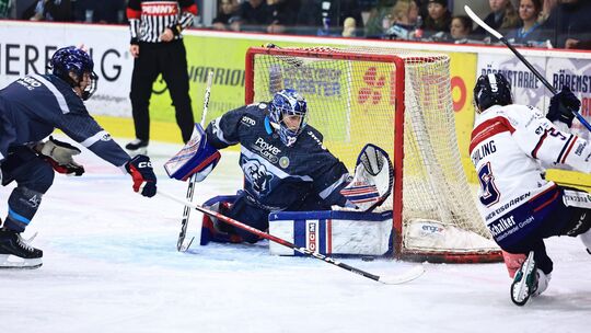 Ein 18-Jähriger, der in einem starken Kollektiv beim Heimsieg gegen die Hammer Eisbären herausstach: Mika Hennig, EHC-Neuwied-Fö