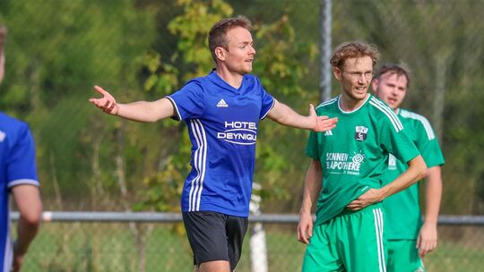 Dreifach-Torschütze Julian Gläser war der Garant beim 4:2-Heimsieg der SG Westerburg II gegen die SG Herdorf. Im Kreise der Mann Dreifach-Torschütze Julian Gläser war der Garant beim 4:2-Heimsieg der SG Westerburg II gegen die SG Herdorf. Im Kreise der Mann