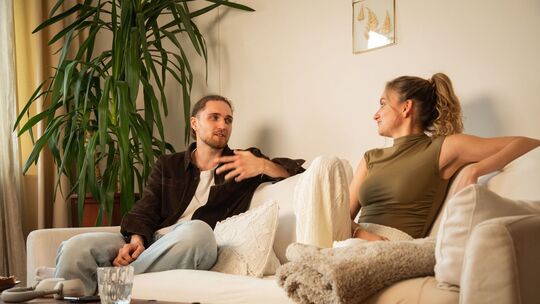 Ein Freund und seine Freundin reden auf dem Sofa