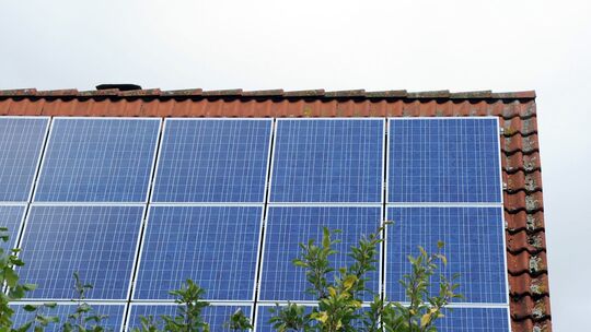 Solarstrom - Solar-Anlage auf einem Dach Solarstrom - Solar-Anlage auf einem Dach