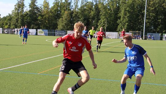 Burgschwalbachs Talent Luca Dzierzawa (links) wird hier von Pascal Schuster gebremst. Die Gastgeber enttäuschten ihre Anhänger a