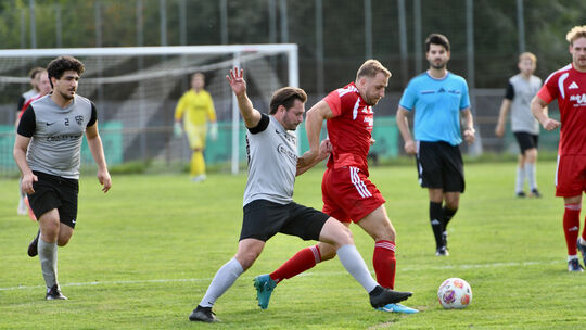 Matchwinner in Weroth: Hundsangens Kevin Silberzahn (am Ball, im Zweikampf mit Karol Obrebski) steuerte zum 3:0-Heimerfolg der S Matchwinner in Weroth: Hundsangens Kevin Silberzahn (am Ball, im Zweikampf mit Karol Obrebski) steuerte zum 3:0-Heimerfolg der S