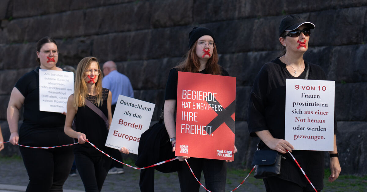 Large demonstration in Koblenz: Former prostitute talks about life under ...
