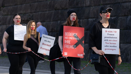 Bei der Demo vom Deutschen Eck in die Koblenzer Innenstadt tragen die Teilnehmerinnen und Teilnehmer schweigend Plakate mit Auss