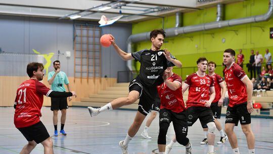 Greenhorn Jannis Dalkner (am Ball) gehörte neben Spielmacher Oliver Noll zu den Aktivposten im Bad Emser Angriff. Letztlich gab’
