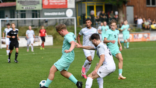 Jugend trifft auf Oberliga-Erfahrung: Nieverns Simon Diel wird hier vom Engerser Gabriel Jost bedrängt. Jugend trifft auf Oberliga-Erfahrung: Nieverns Simon Diel wird hier vom Engerser Gabriel Jost bedrängt.
