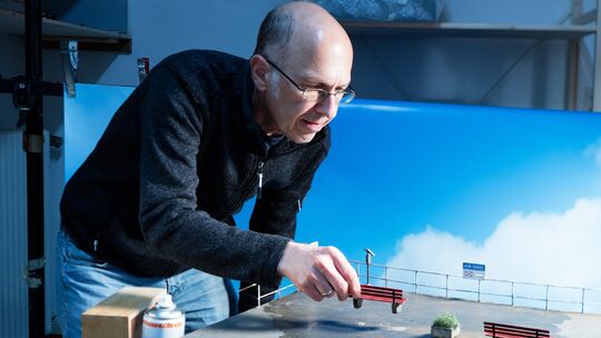 In wochenlanger Detailarbeit entwirft Frank Kunert wundersame Miniaturwelten. Für seine Arbeit wurde er nun mit dem Sondermann-P