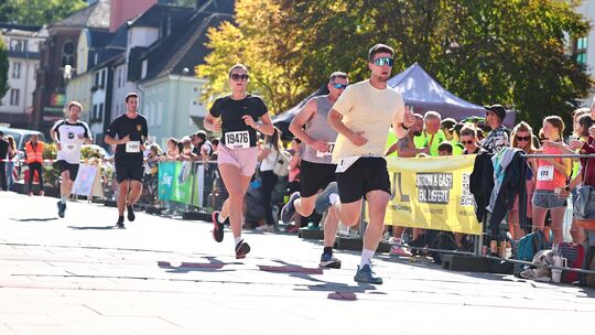 Beim Stadtlauf in Diez war ordentlich etwas los. Das Alter der Teilnehmer erstreckte sich von Jung bis Alt.