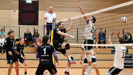 Die Volleyballer aus Sinzig (schwarze Trikots, hier im Spiel gegen Frankfurt) setzten sich mit 3:1 gegen Kriftel II durch. Die Volleyballer aus Sinzig (schwarze Trikots, hier im Spiel gegen Frankfurt) setzten sich mit 3:1 gegen Kriftel II durch.